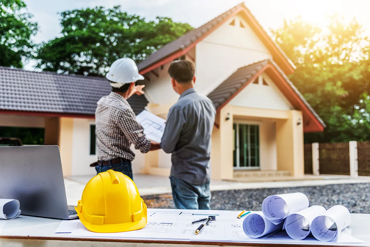 Bouwprofessionals bespreken een project
